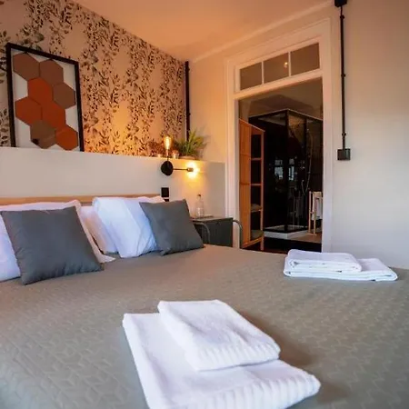 Vandrarhem Door 21 - & *