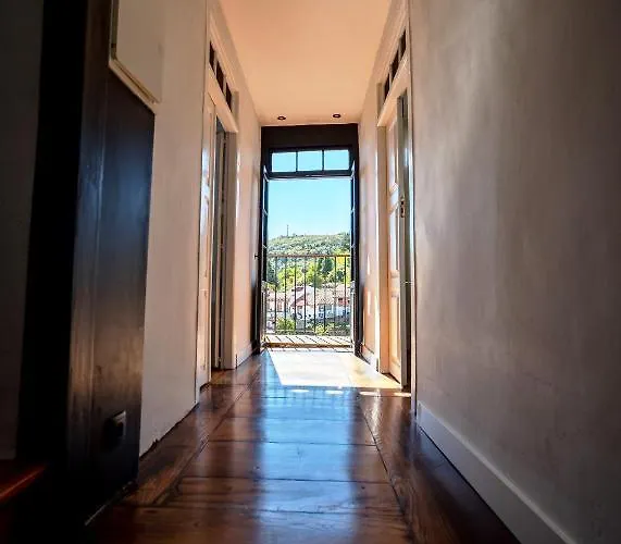 Door 21 - & אכסניה