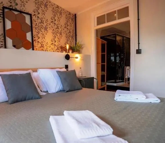 Albergue Door 21 - & *