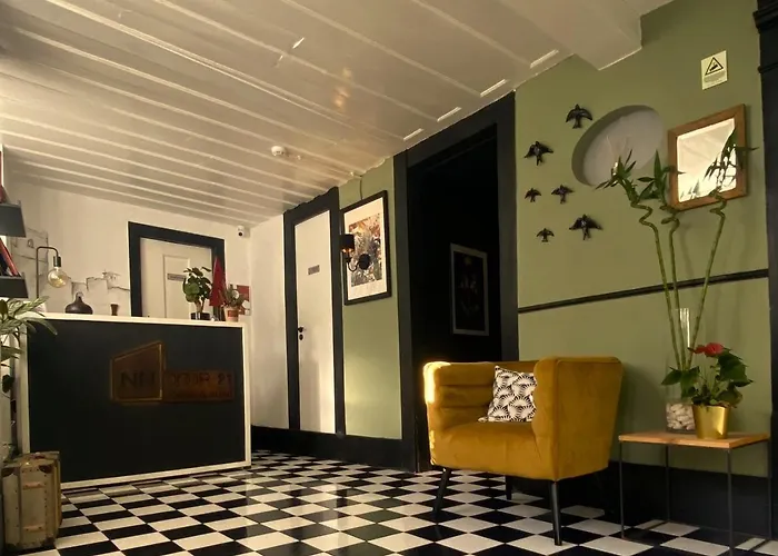 Albergue Door 21 - & *