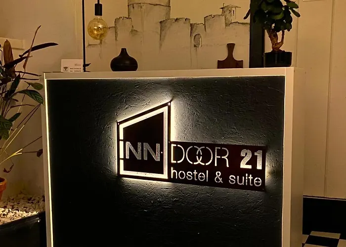 Albergue Door 21 - &